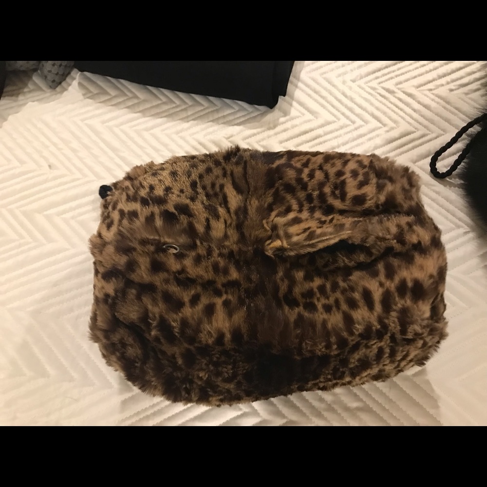 Hand muff faux fur zippered pocket  very chic